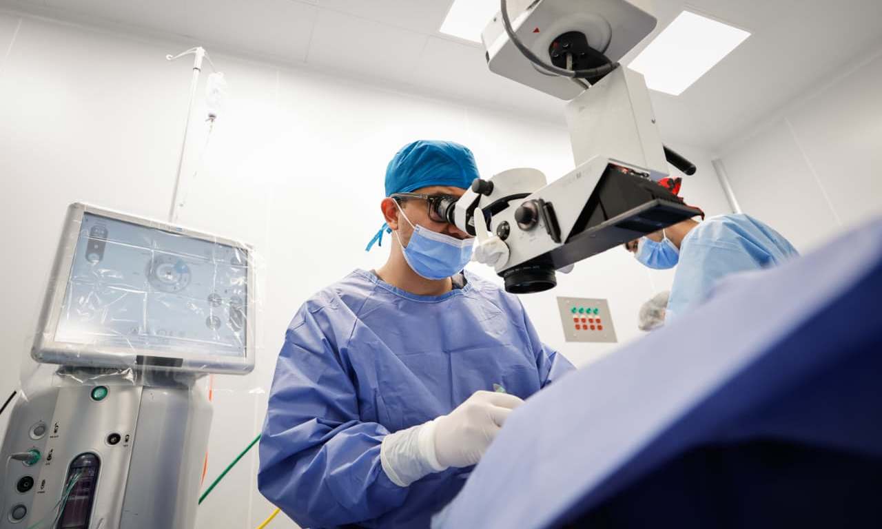 Médico en quirófano