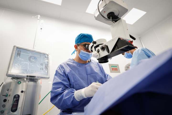 Médico en quirófano