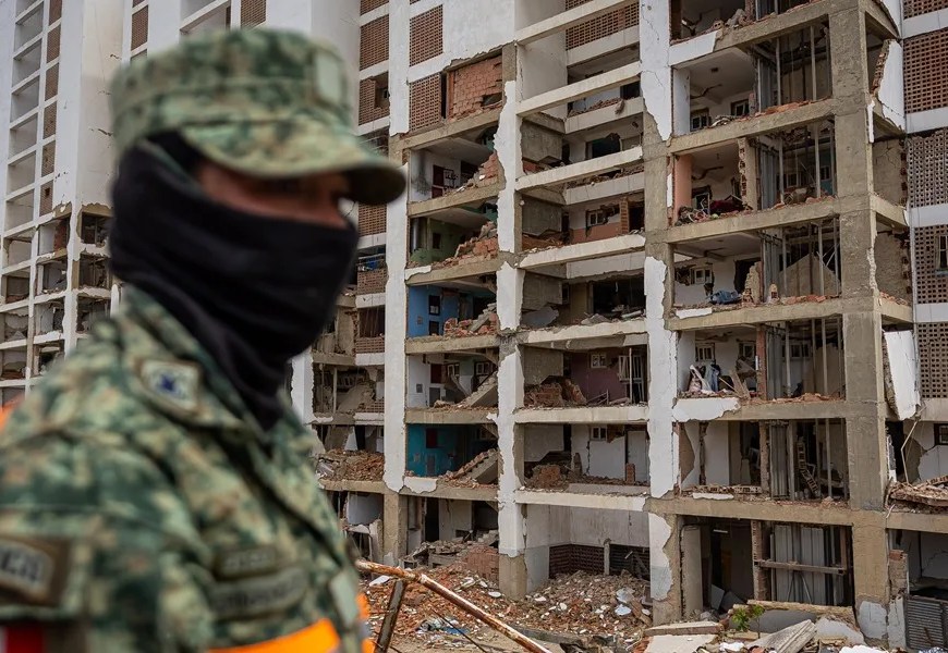 Un rescatista reacciona junto a un edificio afectado por los terremotos, el 30 de junio de 2026, en La Guaira (Venezuela). EFE/ Miguel Gutiérrez