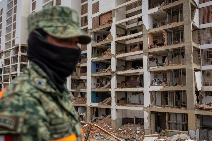 Un rescatista reacciona junto a un edificio afectado por los terremotos, el 30 de junio de 2026, en La Guaira (Venezuela). EFE/ Miguel Gutiérrez