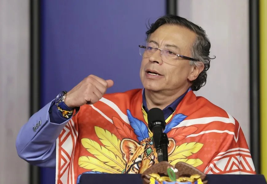 El presidente saliente de Colombia, Gustavo Petro, habla durante una rueda de prensa este lunes, en Bogotá (Colombia). EFE/ Carlos Ortega