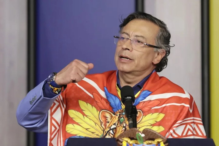 El presidente saliente de Colombia, Gustavo Petro, habla durante una rueda de prensa este lunes, en Bogotá (Colombia). EFE/ Carlos Ortega