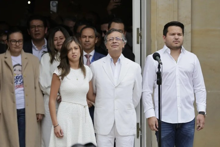 El presidente saliente de Colombia, Gustavo Petro (c), habla junto a sus hijos, Antonella (i) y Nicolas Petro (d), en un acto solemne con el pone fin a su mandato de cuatro años, este viernes en Bogotá (Colombia). EFE/ Carlos Ortega