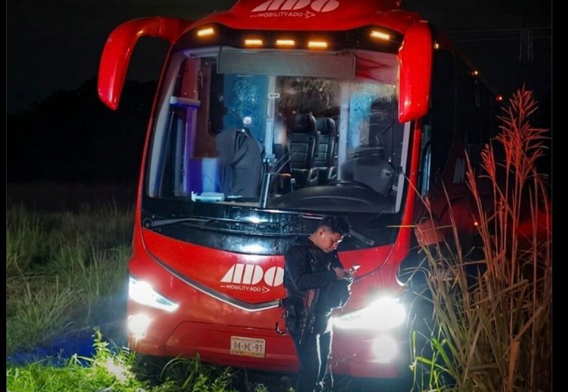 Policía y autobús ADO