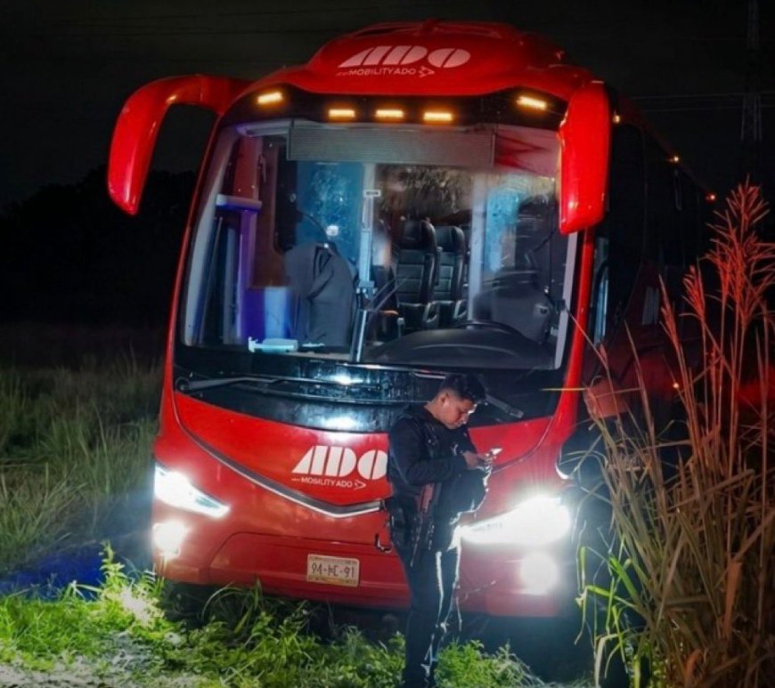 Policía y autobús ADO