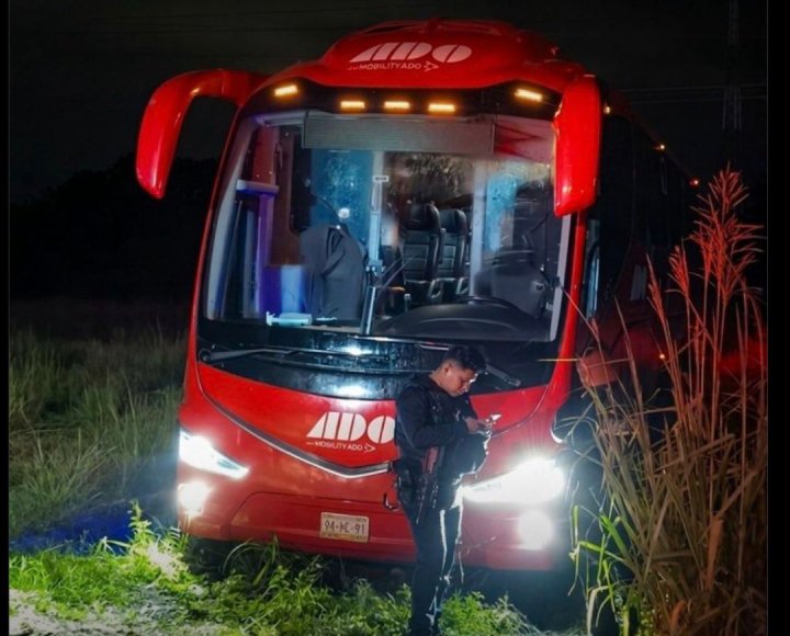 Policía y autobús ADO