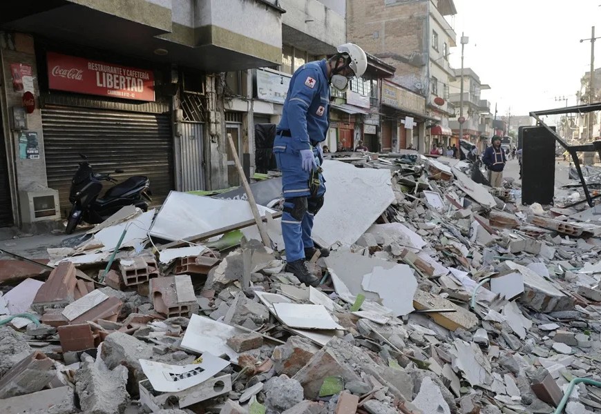 Edificios y casas afectadas este martes en Pereira (Colombia), tras un terremoto de magnitud 7,4 que sacudió al país. EFE/ Carlos Ortega