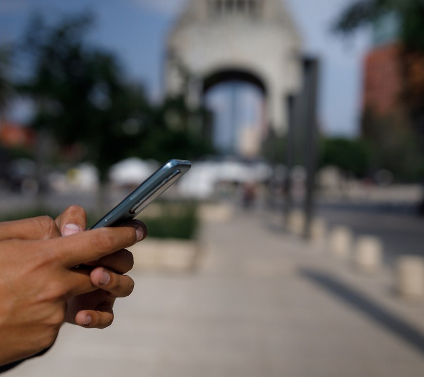 Persona con celular en la mano