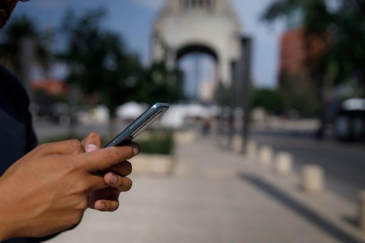 Persona con celular en la mano