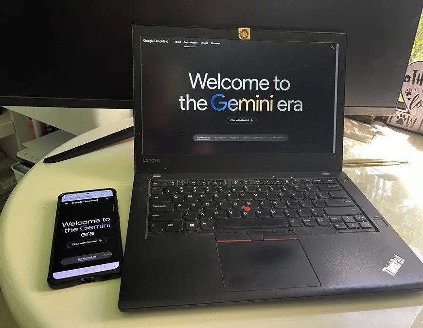 Fotografía de archivo de un computador abierto en la página de entrada de Gemini, el chatbot con inteligencia artificial (IA) de Google. EFE/ Latif Kassidi