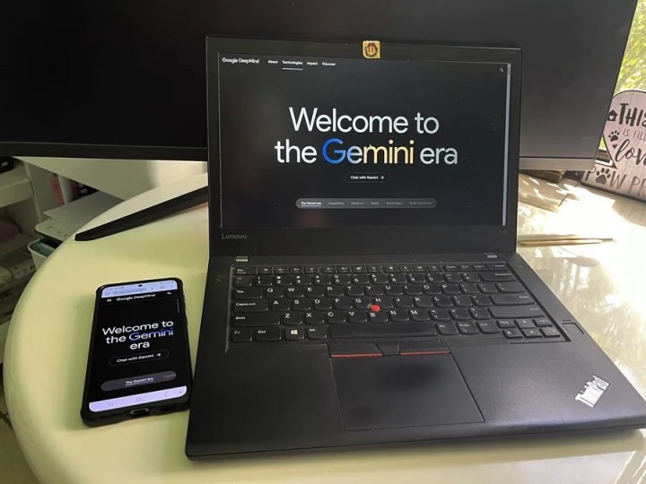 Fotografía de archivo de un computador abierto en la página de entrada de Gemini, el chatbot con inteligencia artificial (IA) de Google. EFE/ Latif Kassidi