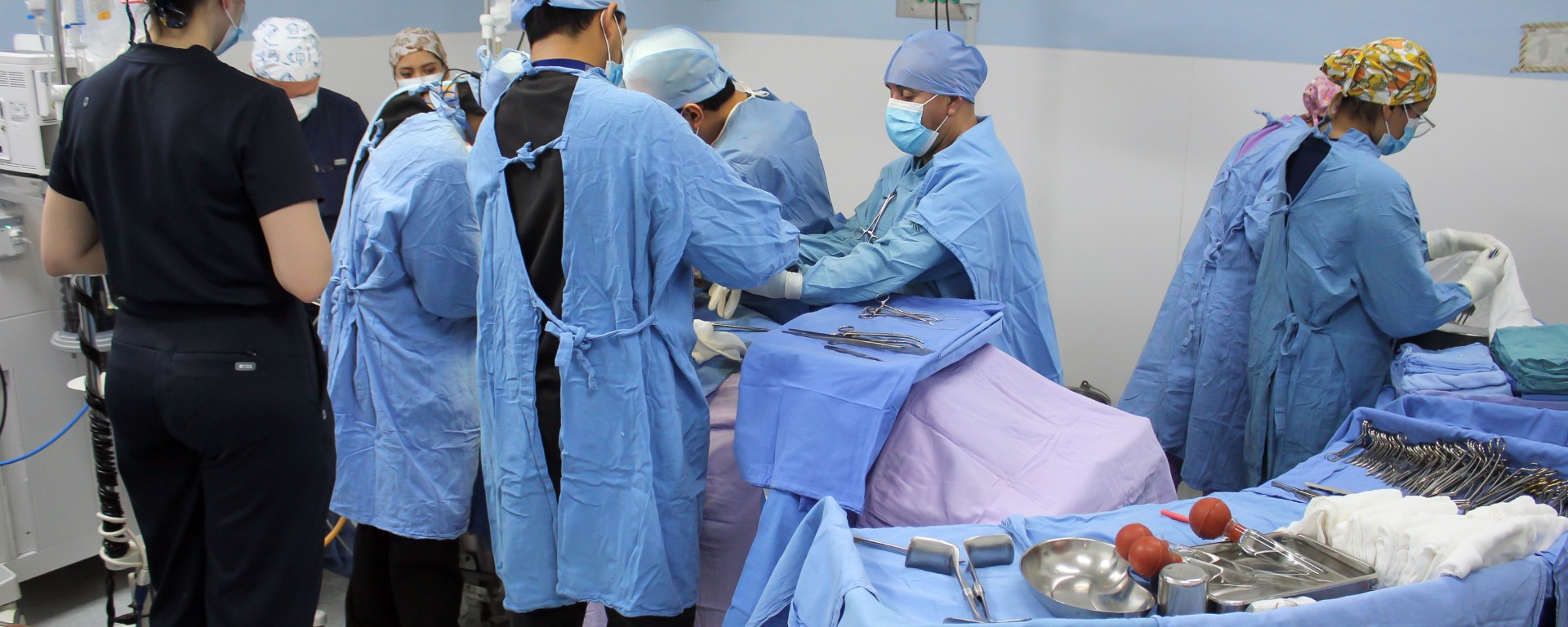 Medicos en quirófano del IMSS