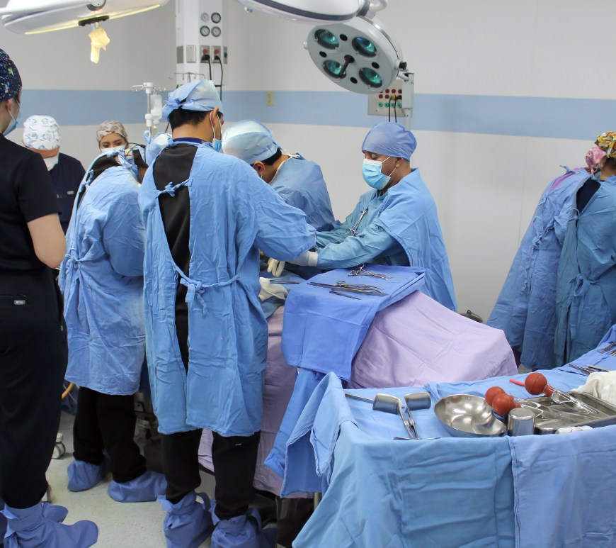 Medicos en quirófano del IMSS