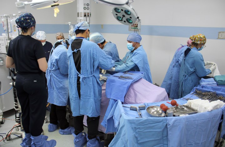 Medicos en quirófano del IMSS