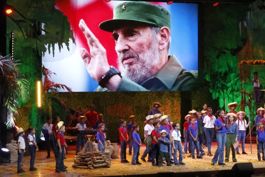 Presentación de la compañía infantil cubana La Colmenita durante la conmemoración del centenario del natalicio del líder de la Revolución cubana, Fidel Castro (1926-2016), este jueves, en el teatro Karl Marx en La Habana (Cuba). EFE/ Ernesto Mastrascusa