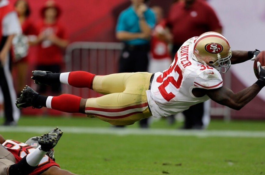 Kendall Hunter, de los 49ers de San Francisco, se lanza para anotar en el triunfo sobre los Bucaneros, 33NFL Kendall Hunter, de los 49ers de San Francisco, se lanza para anotar en el triunfo sobre los Bucaneros, 33 a 14. a 14. | AFP