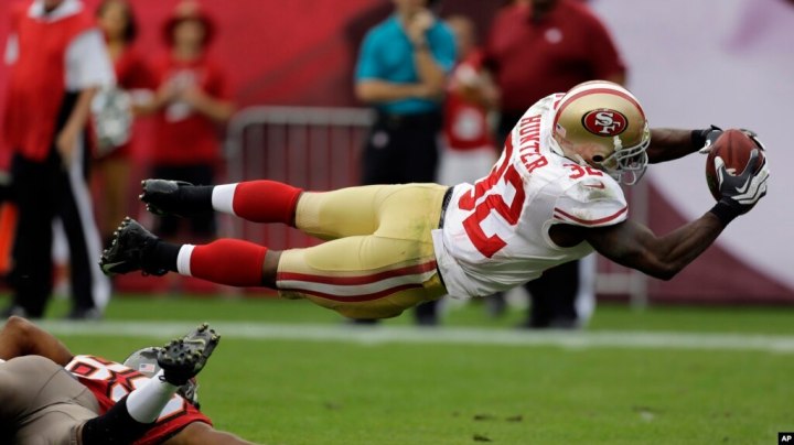 Kendall Hunter, de los 49ers de San Francisco, se lanza para anotar en el triunfo sobre los Bucaneros, 33NFL Kendall Hunter, de los 49ers de San Francisco, se lanza para anotar en el triunfo sobre los Bucaneros, 33 a 14.
a 14. | AFP