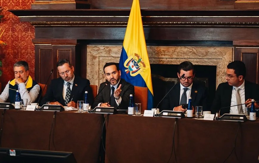 Fotografía cedida por la Presidencia de Colombia de su mandatario Abelardo de la Espriella (c), durante un encuentro con representantes del sector asegurador este miércoles, en Bogotá (Colombia). EFE/ Presidencia de Colombia