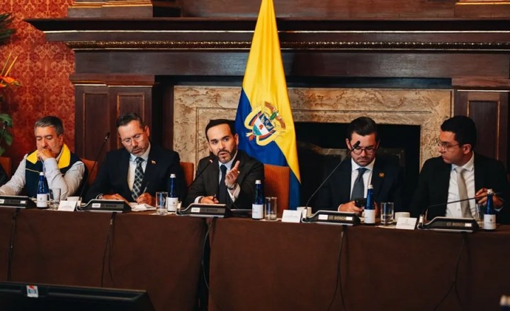 Fotografía cedida por la Presidencia de Colombia de su mandatario Abelardo de la Espriella (c), durante un encuentro con representantes del sector asegurador este miércoles, en Bogotá (Colombia). EFE/ Presidencia de Colombia
