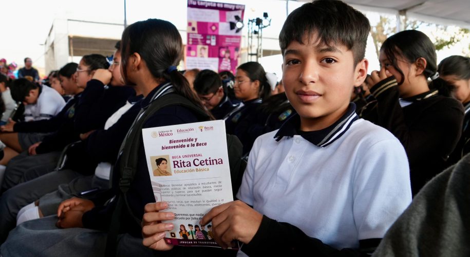 Alumno con tarjeta de beca