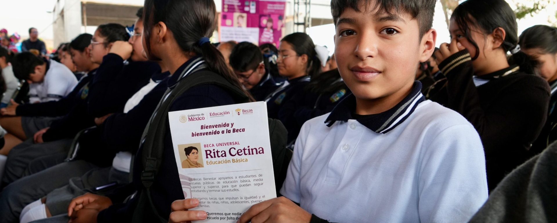 Alumno con tarjeta de beca