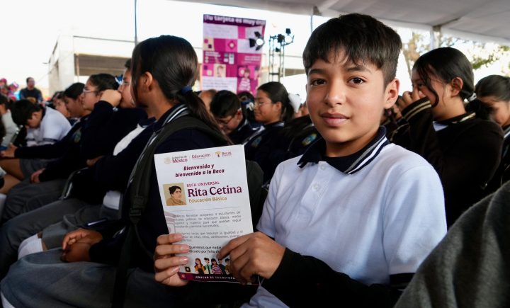 Alumno con tarjeta de beca