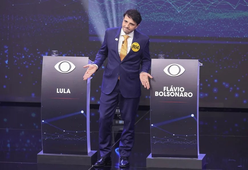 El candidato presidencial brasileño Renan Santos reacciona ante la ausencia de los candidatos Luiz Inácio Lula da Silva y Flavio Bolsonaro en el primer debate electoral, este domingo, en Sao Paulo (Brasil). EFE/ Sebastiao Moreira