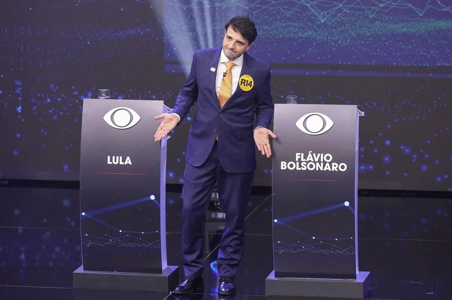 El candidato presidencial brasileño Renan Santos reacciona ante la ausencia de los candidatos Luiz Inácio Lula da Silva y Flavio Bolsonaro en el primer debate electoral, este domingo, en Sao Paulo (Brasil). EFE/ Sebastiao Moreira