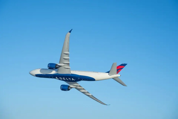 Avión de Delta en el aire