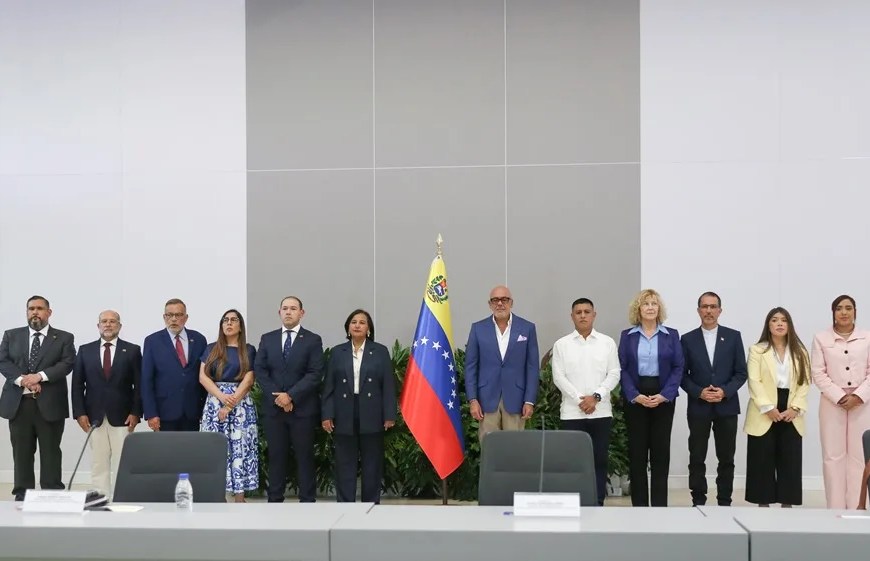 La exdiputada y quien encabeza la delegación opositora, Dinorah Figuera (c-i), y el presidente del Parlamento, Jorge Rodríguez (c-d), asisten a la instalación formal de la mesa de diálogo, impulsada por Estados Unidos, para avanzar hacia una transición en el país suramericano este jueves, en Caracas (Venezuela). EFE/ Miguel Gutiérrez