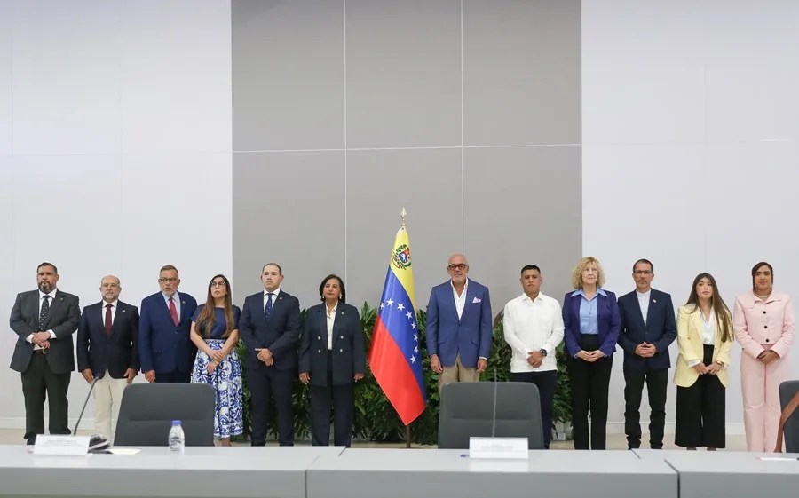 La exdiputada y quien encabeza la delegación opositora, Dinorah Figuera (c-i), y el presidente del Parlamento, Jorge Rodríguez (c-d), asisten a la instalación formal de la mesa de diálogo, impulsada por Estados Unidos, para avanzar hacia una transición en el país suramericano este jueves, en Caracas (Venezuela). EFE/ Miguel Gutiérrez