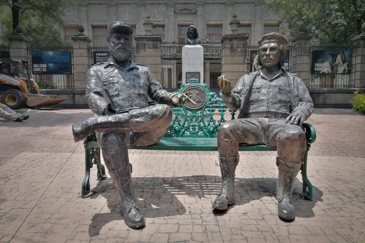 Estatuas de El Che y Fidel Castro