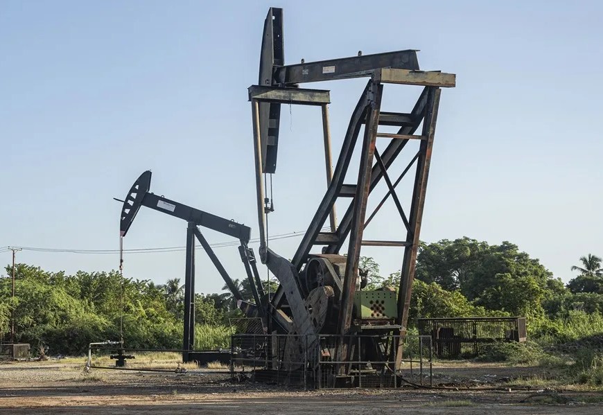 Fotografía de archivo que muestra un balancín de petróleo en Cabimas (Venezuela). EFE/ Henry Chirinos