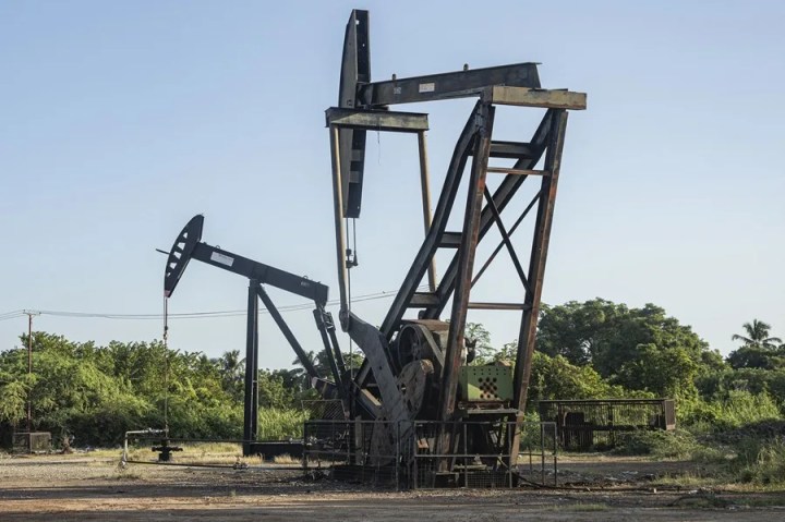 Fotografía de archivo que muestra un balancín de petróleo en Cabimas (Venezuela). EFE/ Henry Chirinos
