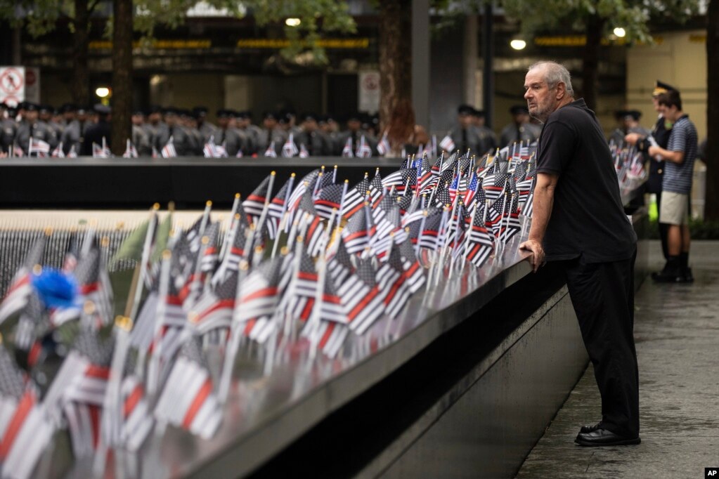 Una persona observa las banderas antes de la ceremonia conmemorativa de los ataques terroristas del 11 de septiembre de 2001, el lunes 11 de septiembre de 2023, en Nueva York | Foto: VOA