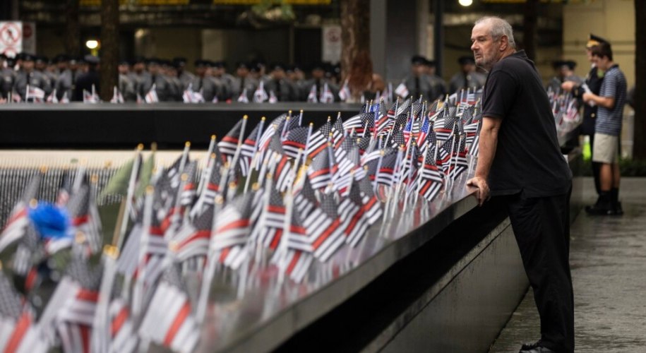 Una persona observa las banderas antes de la ceremonia conmemorativa de los ataques terroristas del 11 de septiembre de 2001, el lunes 11 de septiembre de 2023, en Nueva York | Foto: VOA