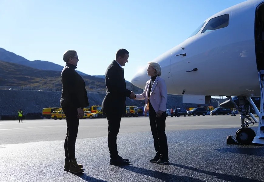 La presidenta de la Comisión Europea, Ursula von der Leyen (d), es recibida por la primera ministra de Dinamarca, Mette Frederiksen (i), y el jefe del Gobierno de Groenlandia, Jens-Frederik Nielsen (c), a su llegada a Nuuk, Groenlandia. EFE/EPA/Mads Claus Rasmussen