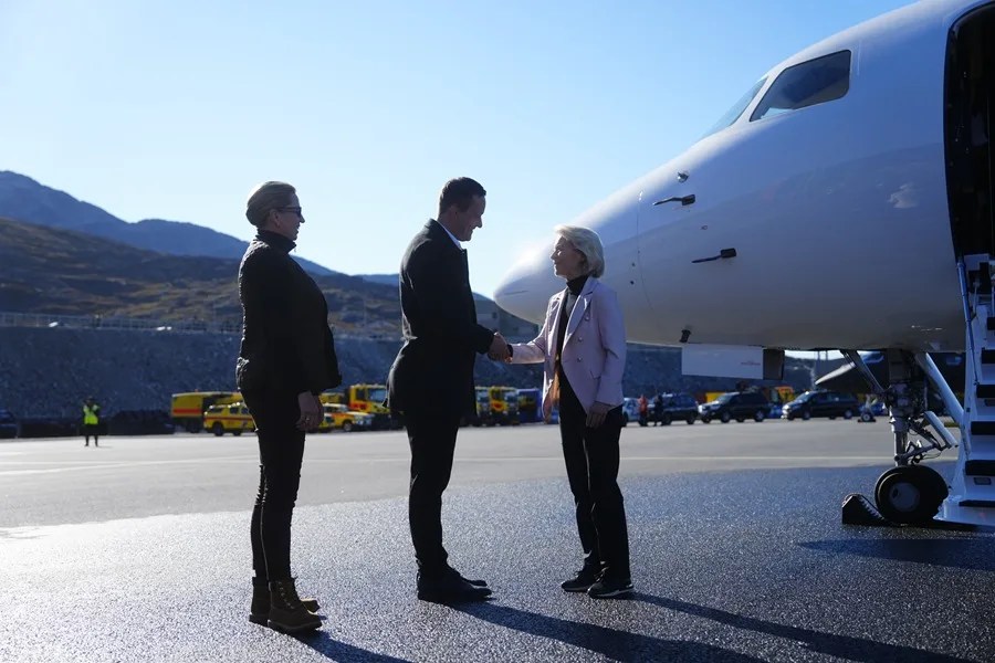 La presidenta de la Comisión Europea, Ursula von der Leyen (d), es recibida por la primera ministra de Dinamarca, Mette Frederiksen (i), y el jefe del Gobierno de Groenlandia, Jens-Frederik Nielsen (c), a su llegada a Nuuk, Groenlandia. EFE/EPA/Mads Claus Rasmussen