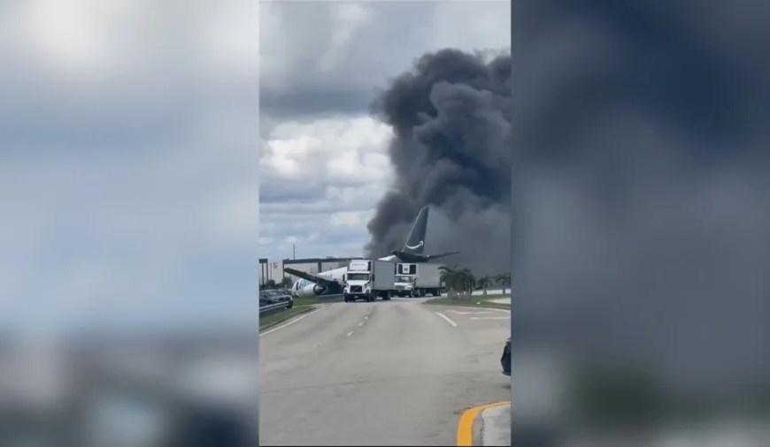 Captura de video tomada de rastreo de redes del accidente de un avión de carga con el logotipo de Amazon que se estrelló al salirse de la pista después de aterrizar este domingo, en el Aeropuerto Internacional de Miami (EE.UU.). EFE/ Rastreo de Redes