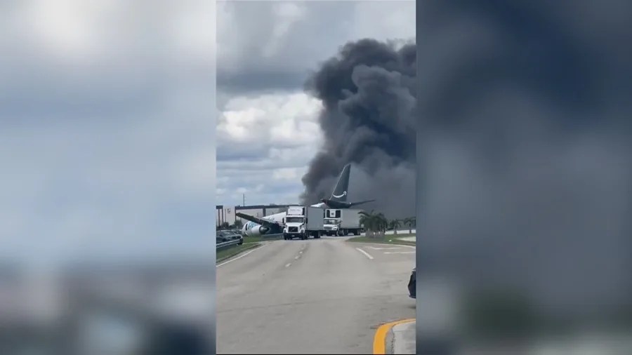 Captura de video tomada de rastreo de redes del accidente de un avión de carga con el logotipo de Amazon que se estrelló al salirse de la pista después de aterrizar este domingo, en el Aeropuerto Internacional de Miami (EE.UU.). EFE/ Rastreo de Redes
