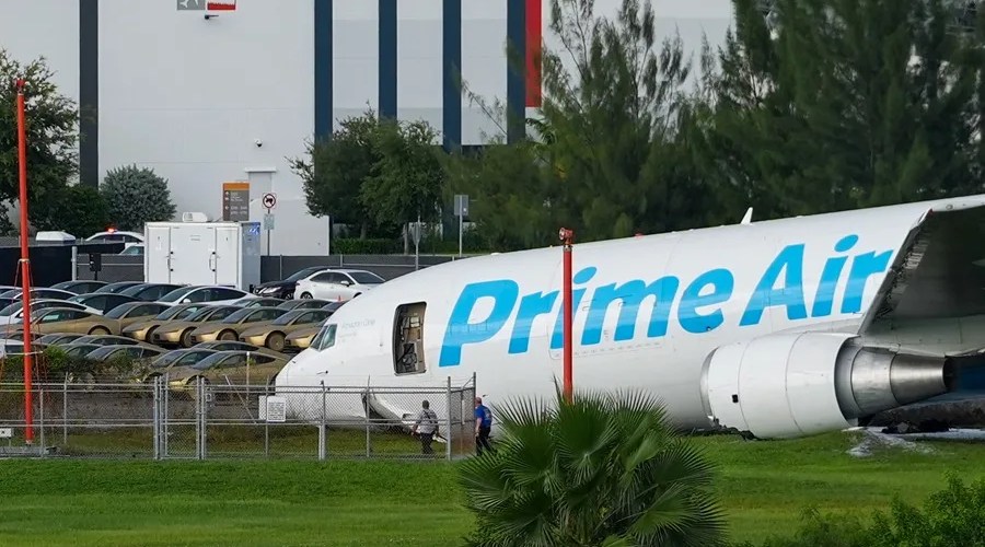 Fotografía que muestra un avión de carga de Amazon este domingo, en el Aeropuerto Internacional de Miami (EE.UU.). Un avión de carga con el logotipo de Amazon se estrelló al salirse de la pista después de aterrizar en el aeropuerto según informó la Administración Federal de Aviación (FAA, por sus siglas en inglés). EFE/ Alberto Boal