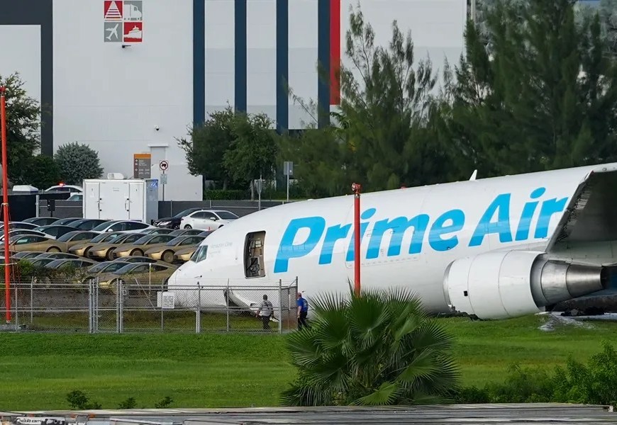 Fotografía que muestra un avión de carga de Amazon este domingo, en el Aeropuerto Internacional de Miami (EE.UU.). Un avión de carga con el logotipo de Amazon se estrelló al salirse de la pista después de aterrizar en el aeropuerto según informó la Administración Federal de Aviación (FAA, por sus siglas en inglés). EFE/ Alberto Boal
