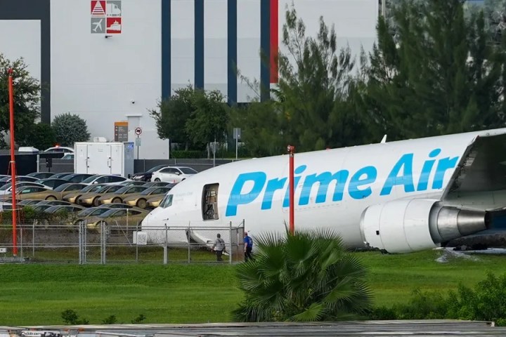 Fotografía que muestra un avión de carga de Amazon este domingo, en el Aeropuerto Internacional de Miami (EE.UU.). Un avión de carga con el logotipo de Amazon se estrelló al salirse de la pista después de aterrizar en el aeropuerto según informó la Administración Federal de Aviación (FAA, por sus siglas en inglés). EFE/ Alberto Boal