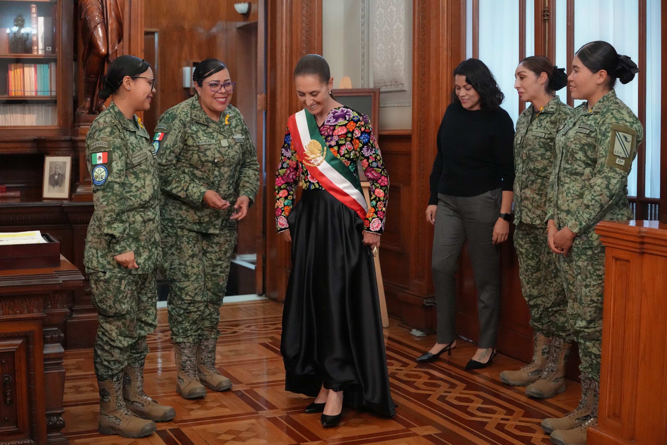Claudia Sheinabum y sasntres de la Sedena