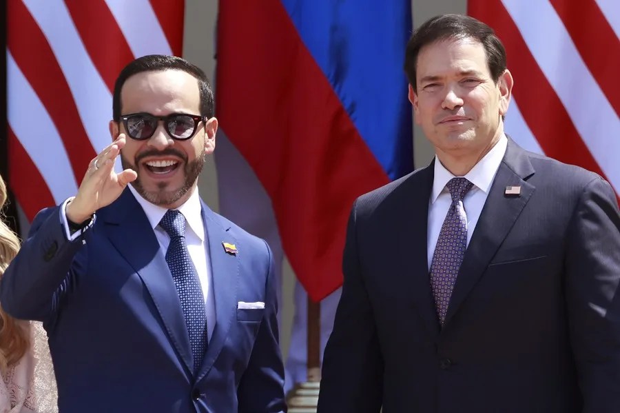 El presidente de Colombia, Abelardo de la Espriella (i), reacciona junto al secretario de Estado de Estados Unidos, Marco Rubio, en Barranquilla (Colombia). EFE/ Ricardo Maldonado