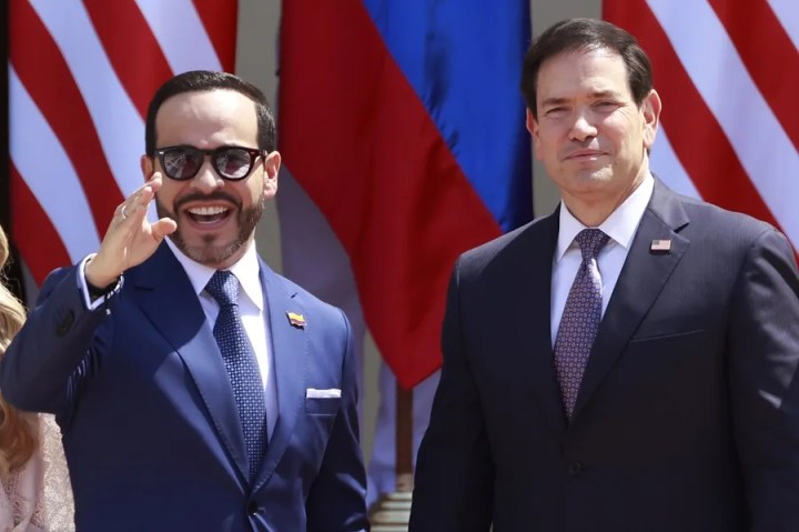 El presidente de Colombia, Abelardo de la Espriella (i), reacciona junto al secretario de Estado de Estados Unidos, Marco Rubio, en Barranquilla (Colombia). EFE/ Ricardo Maldonado
