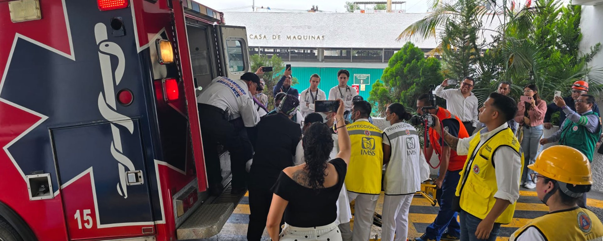 Ambulancia arriba a hospital del IMSS