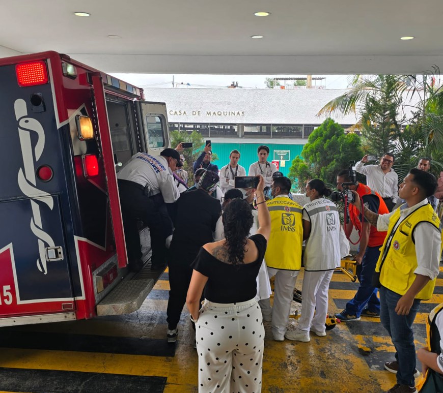 Ambulancia arriba a hospital del IMSS