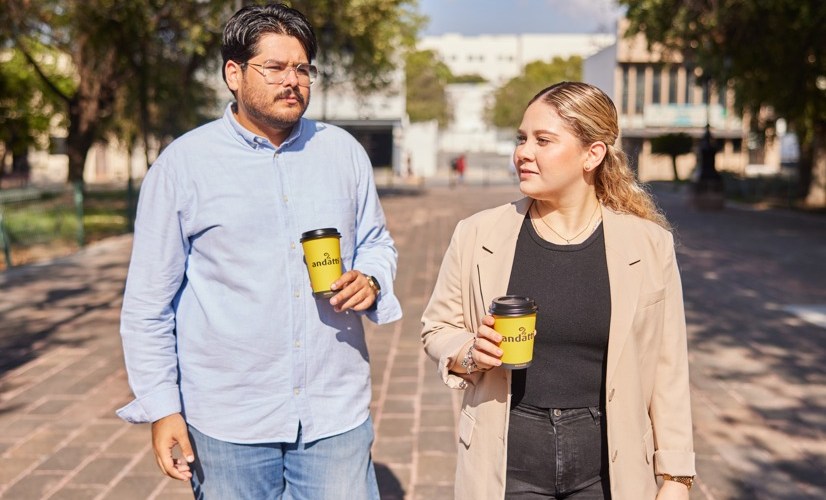 Personas caminan con café