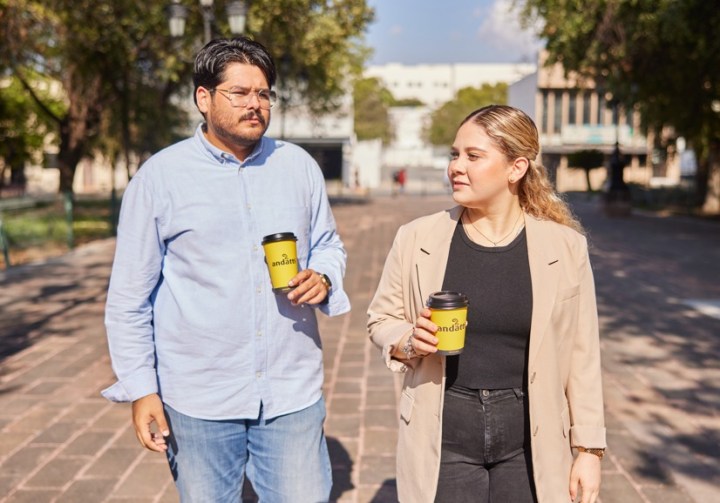 Personas caminan con café